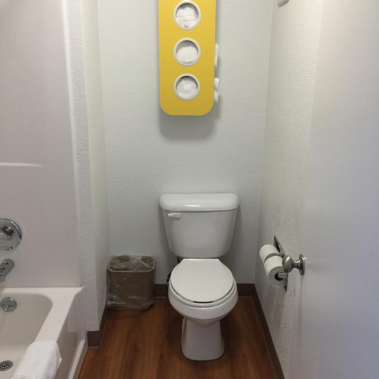 Motel 6 ベーカーズフィールド 部屋 写真