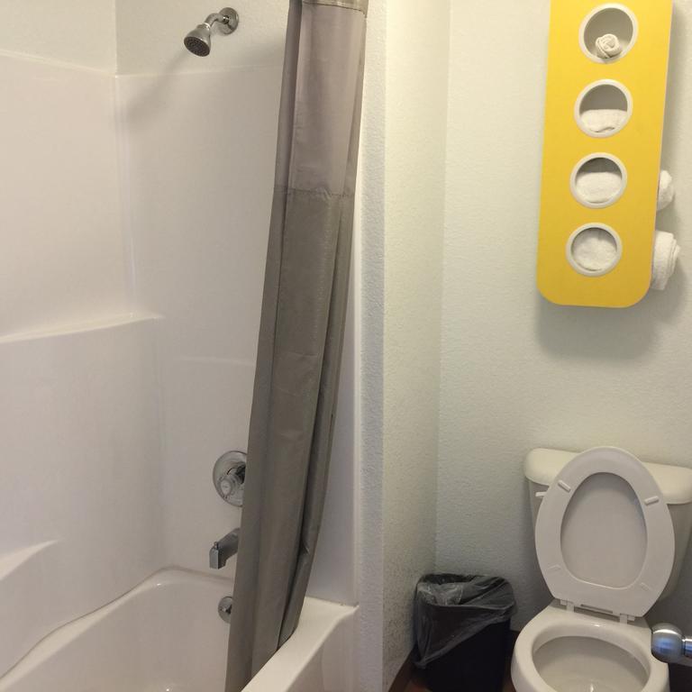 Motel 6 ベーカーズフィールド 部屋 写真